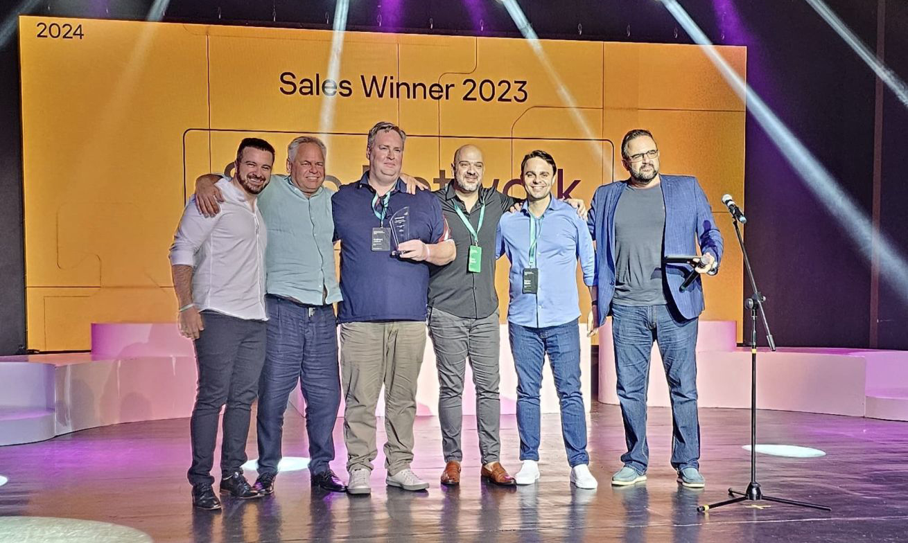 Recebimento da premiação de Sales Winner Kaspersky 2024